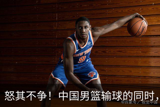 怒其不争！中国男篮输球的同时，日本替补席做出哭鼻子的嘲讽动作